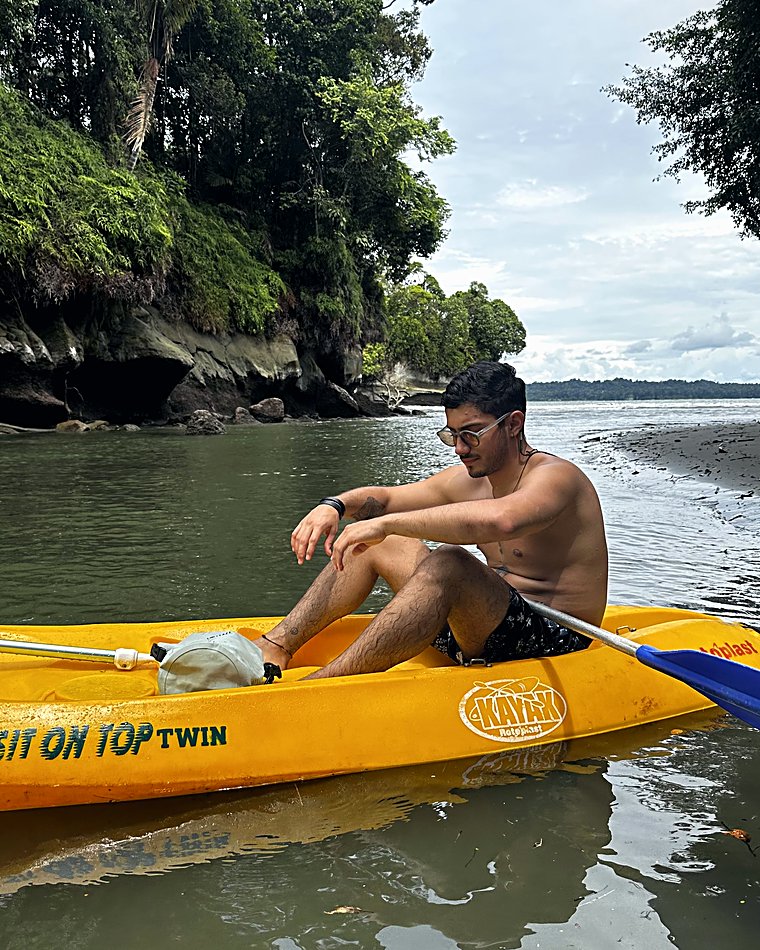 Kayak entre la selva